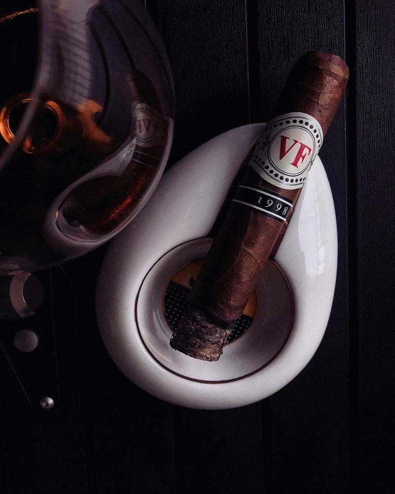 Cigar lounge  classic cigar. Cigar Lounge fragrance oil by Scentivore. 