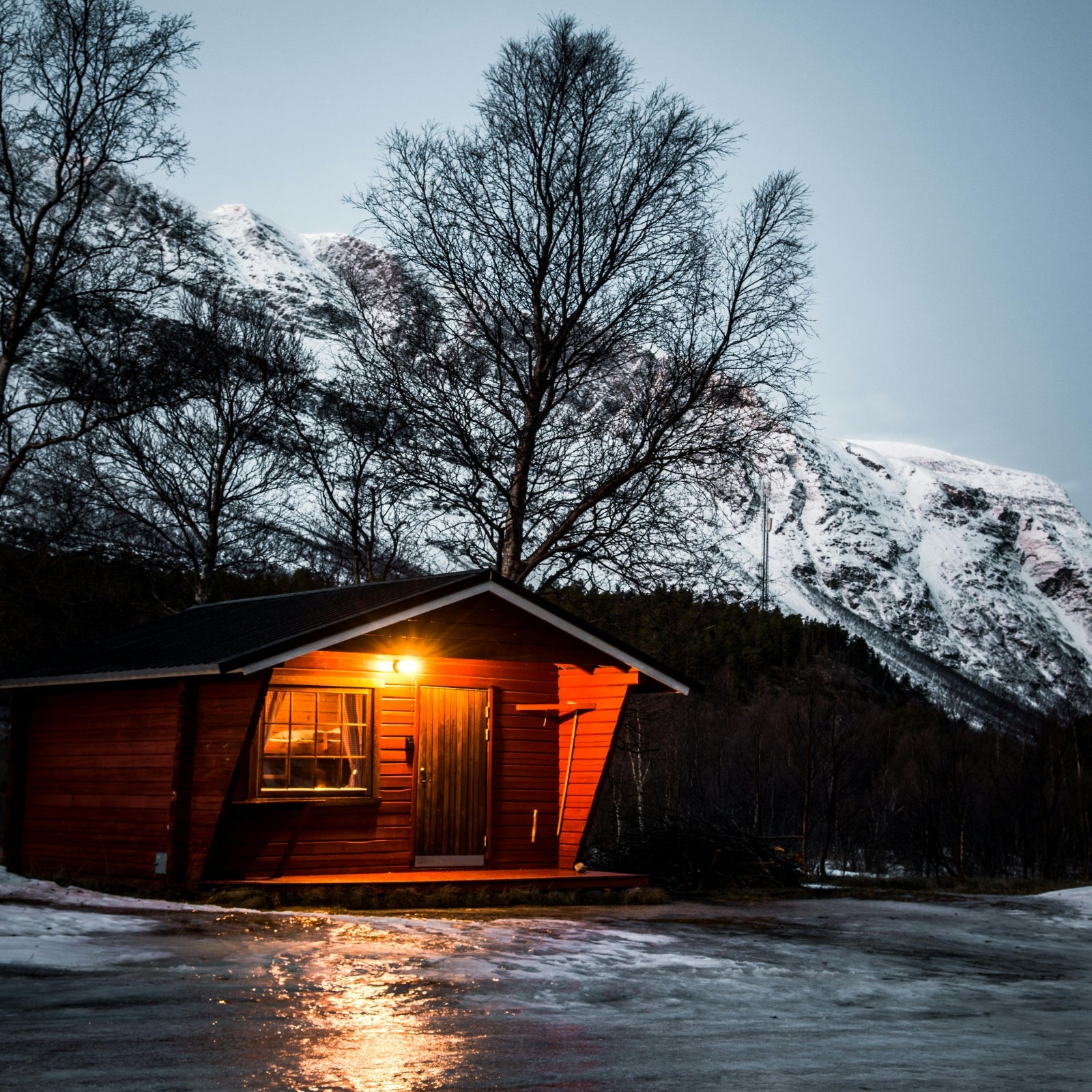 A cabin in early Autumn. Cozy Autumn Cabin fragrance oil by Scentivore.