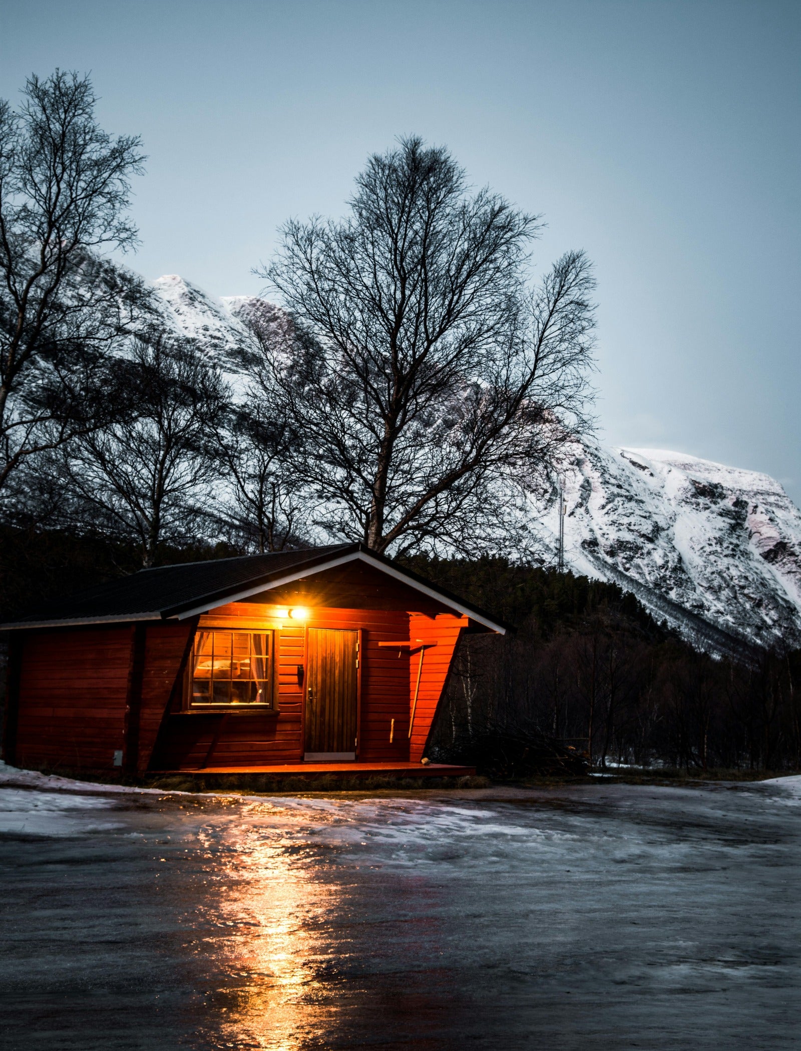 A cabin in early Autumn. Cozy Autumn Cabin fragrance oil by Scentivore.