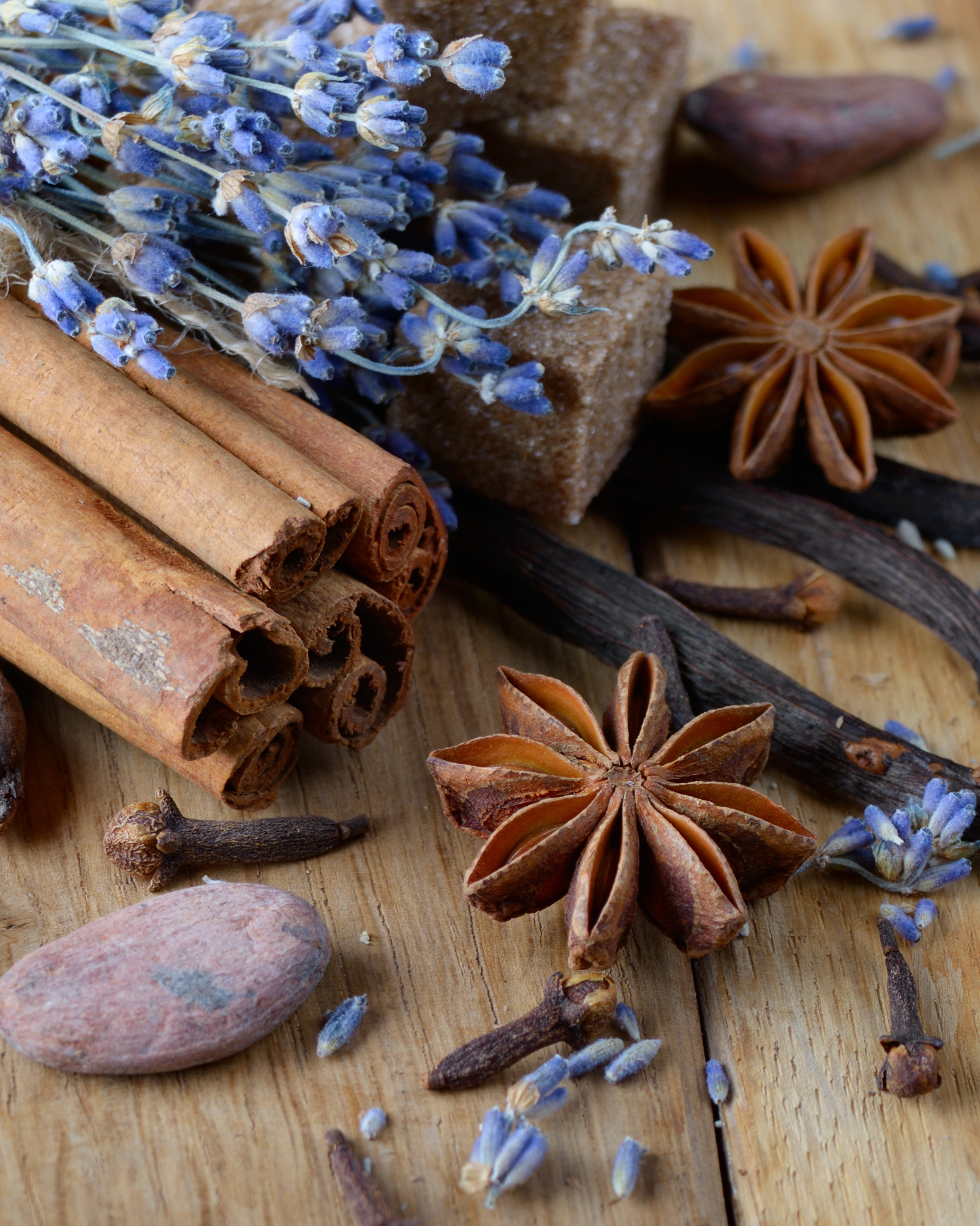 Vanilla pods, spices and flowers. Vanilla Woods fragrance oil by Scentivore. For soap and candle making. 